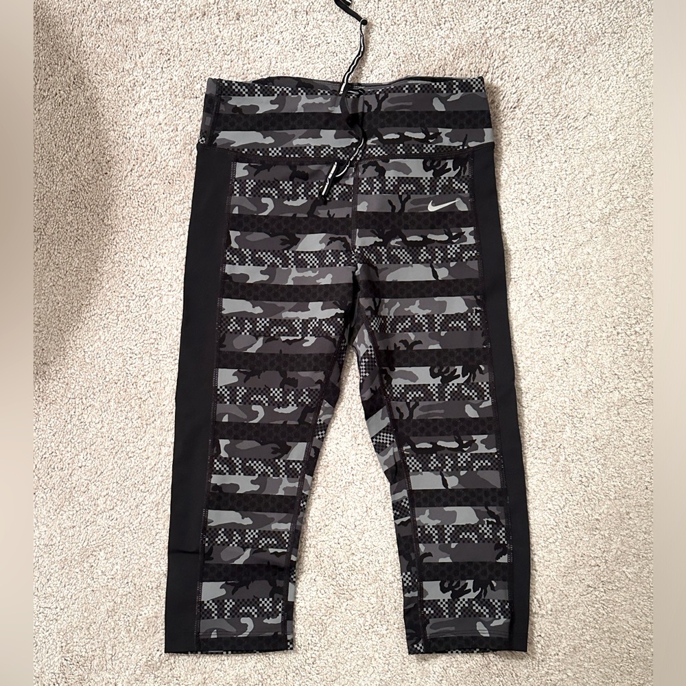 Nike camo Capri leggings running with zipper